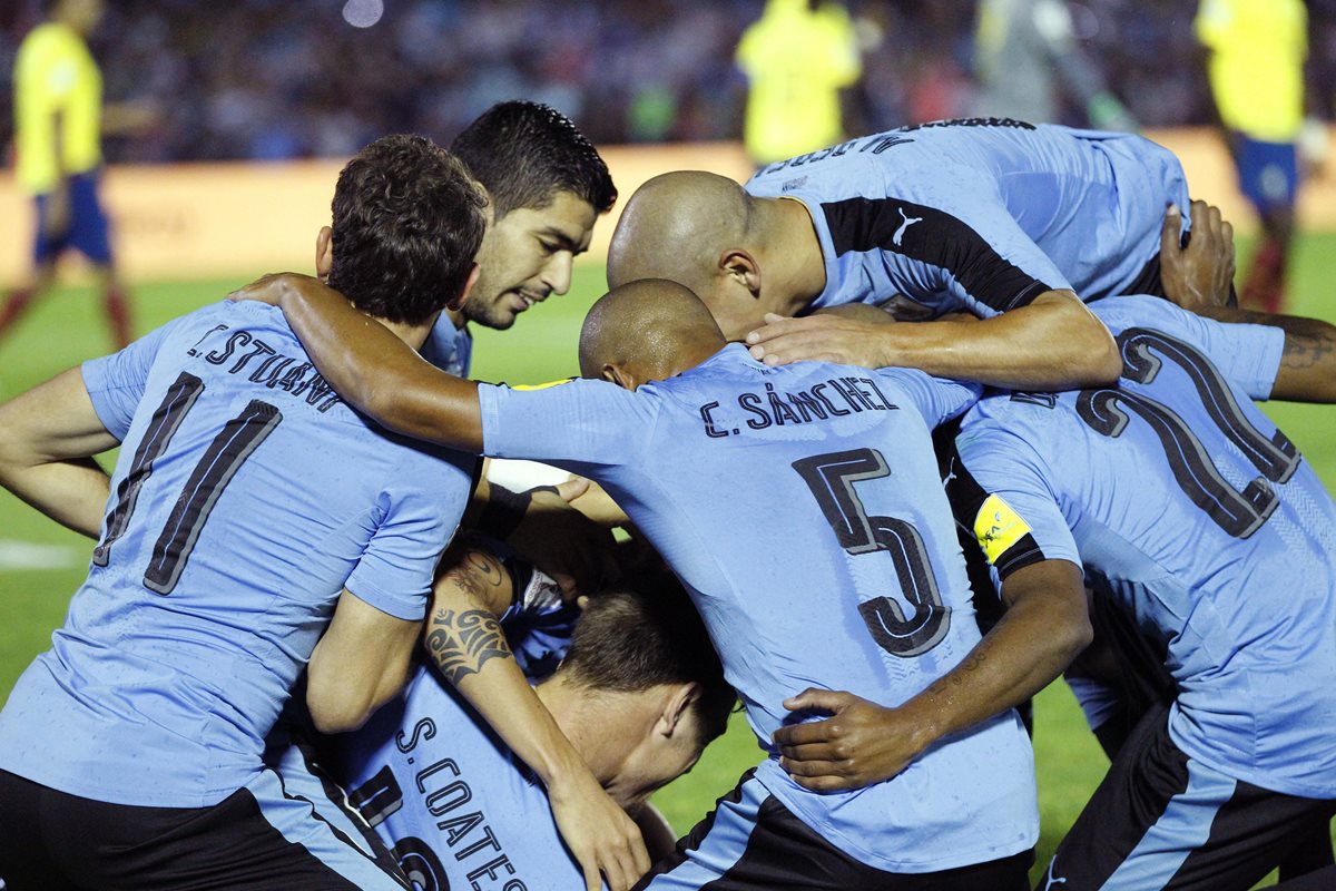 Los jugadores de Uruguay celebran el primer gol contra Ecuador en las eliminatorias para el Mundial Rusia 2018. (Foto Prensa Libre: EFE)