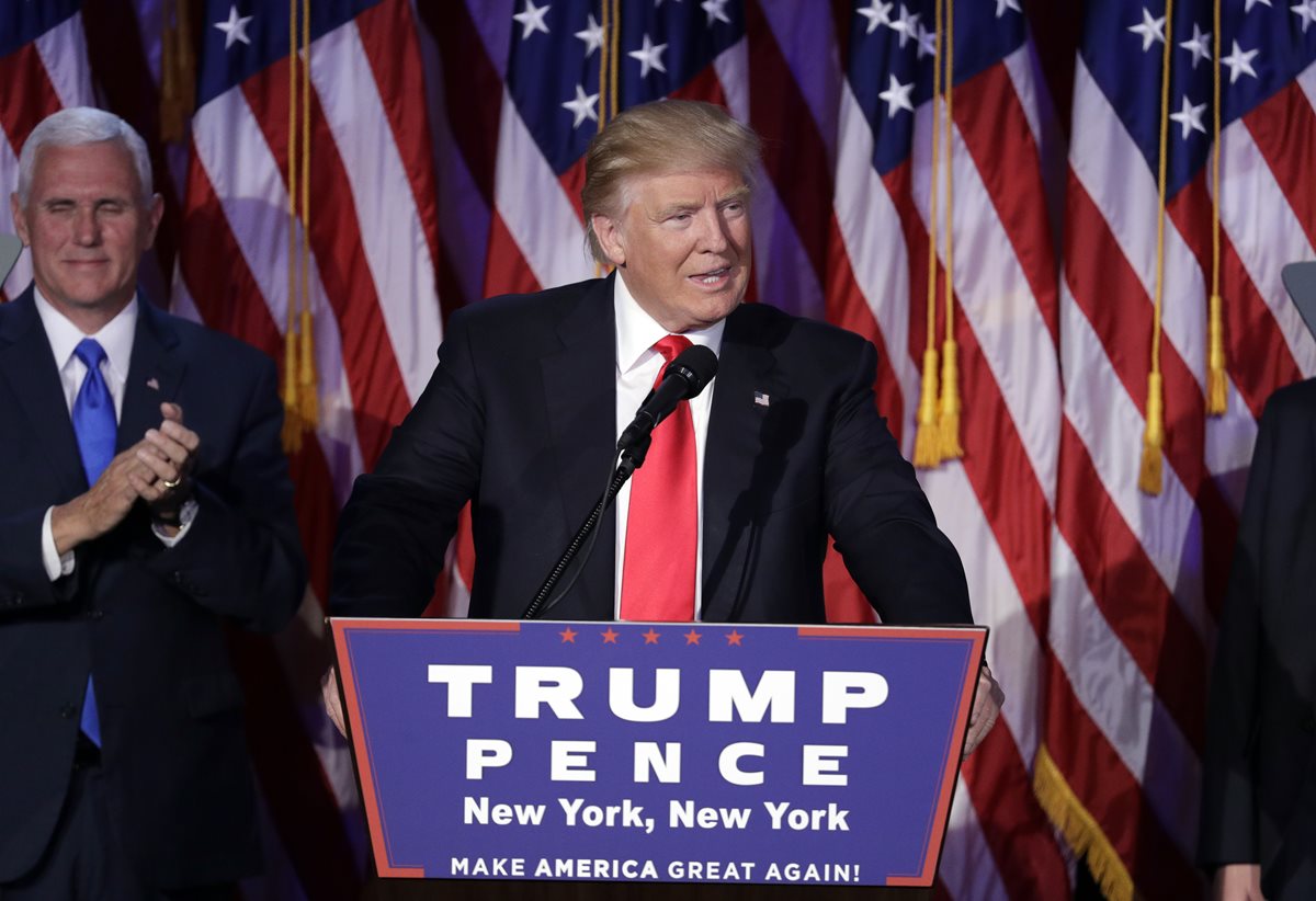 Donald Trump dirige un discurso luego de ganar las elecciones presidenciales de Estados Unidos. (Foto Prensa Libre: AP)