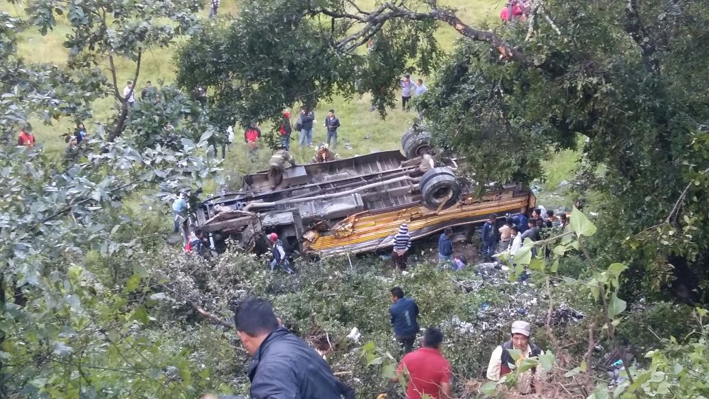 Un autobús cayó a una hondonada en el km 267 de la ruta Interamericana, en Huehuetenango. (Foto Prensa Libre: Mike Castillo)