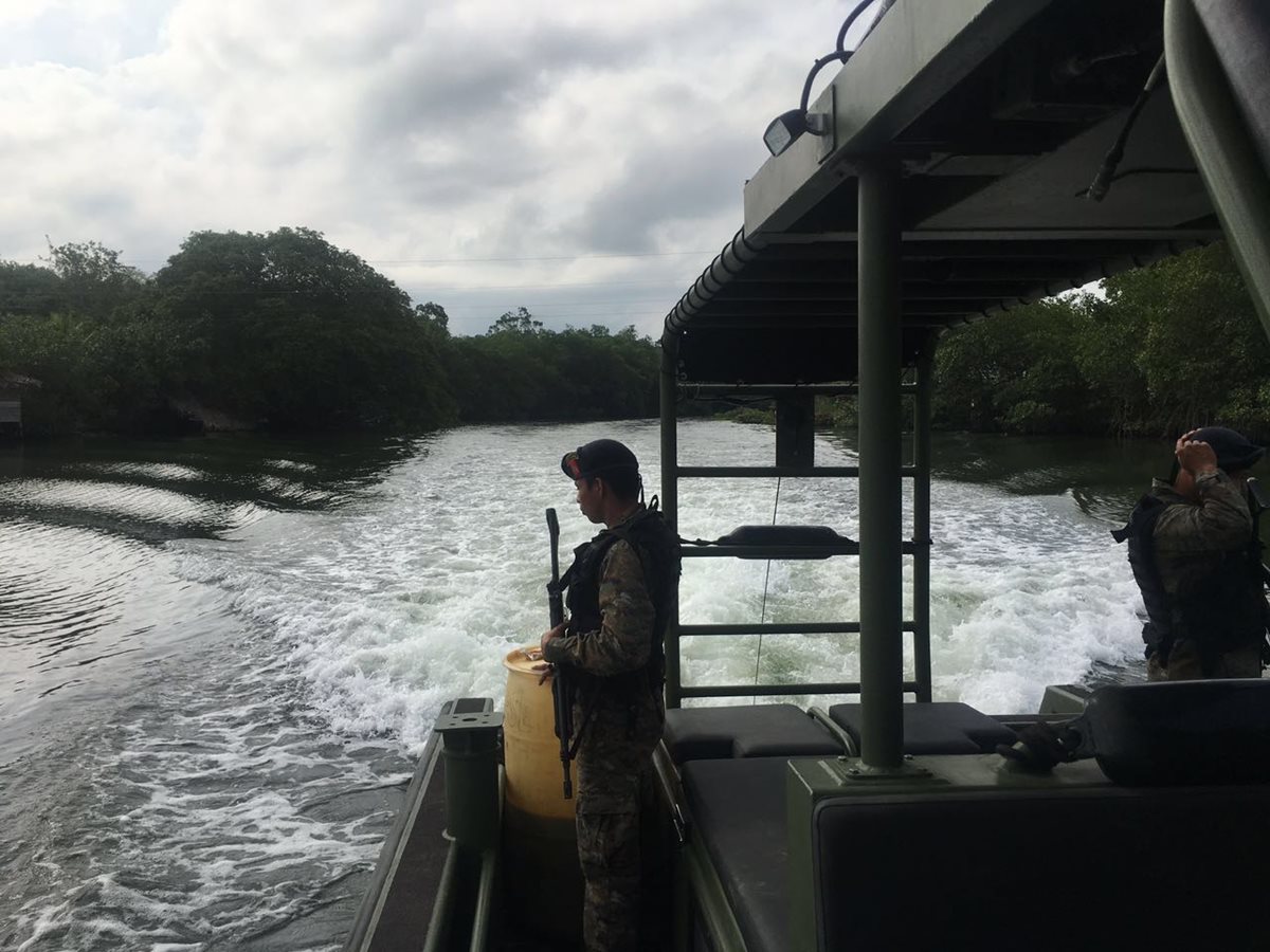 Soldados guatemaltecos patrullan el río Sarstún. (Foto Prensa Libre: Mindef)