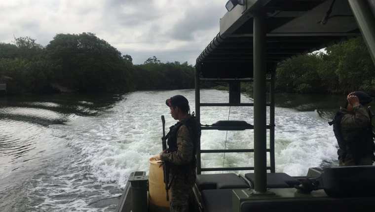Soldados guatemaltecos patrullan el río Sarstún. (Foto Prensa Libre: Mindef)