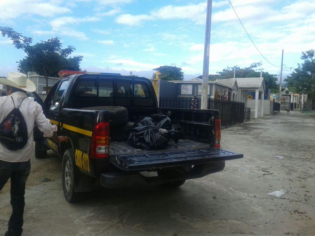 Autopatrulla traslada el cadáver de Alfonso Gutiérrez a la morgue de la ciudad de Chiquimula. (Foto Prensa Libre: Edwin Paxtor).