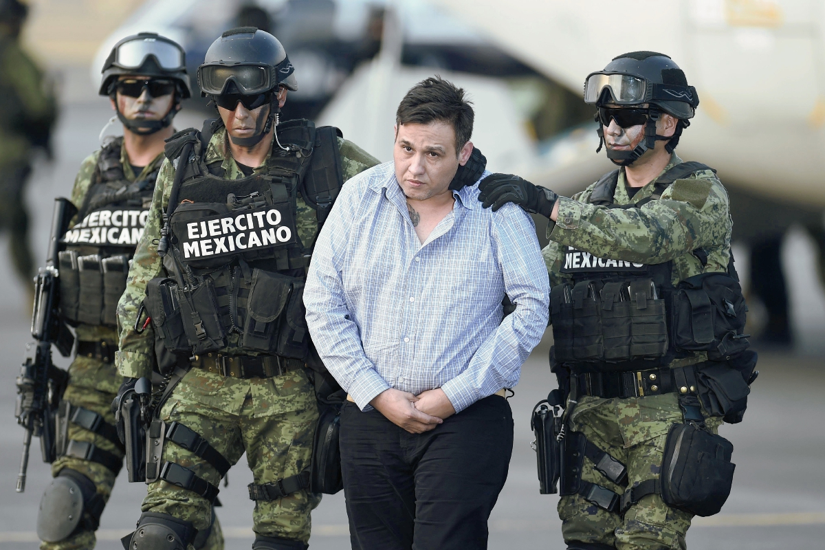 El líder del cartel de los Zetas, Óscar Omar Treviño, es custodiado en el aeropuerto de la ciudad de México adonde fue a ofrecer su primera declaración. (Foto Prensa Libre: AFP).