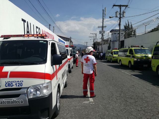 Varios cuerpos de socorro se movilizaron afuera de Las Gaviotas en prevención de incidentes violentos en el interior de la correccional. Foto Prensa Libre: Cruz Roja Guatemalteca.