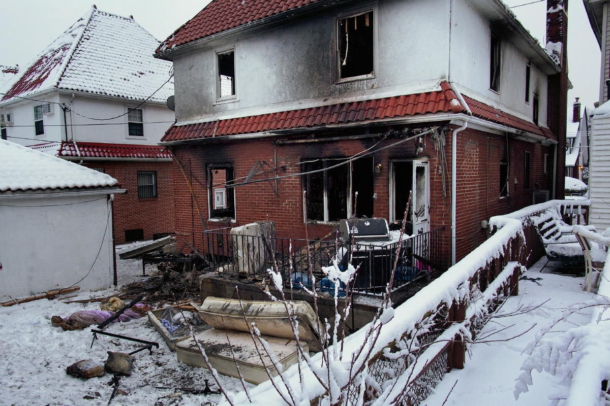 La vivienda quedó dañada por el incendio en el barrio de Brooklyn de Nueva York. (Foto Prensa Libre:AP)