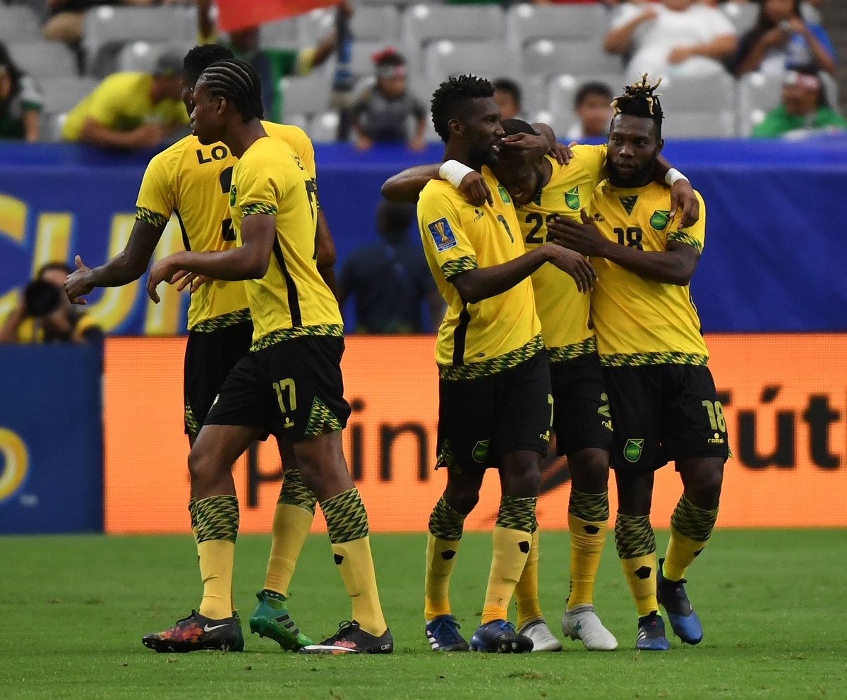 Los jugadores de Jamaica festejan la anotación de Romario Williams. (Foto Prensa Libre: AFP)