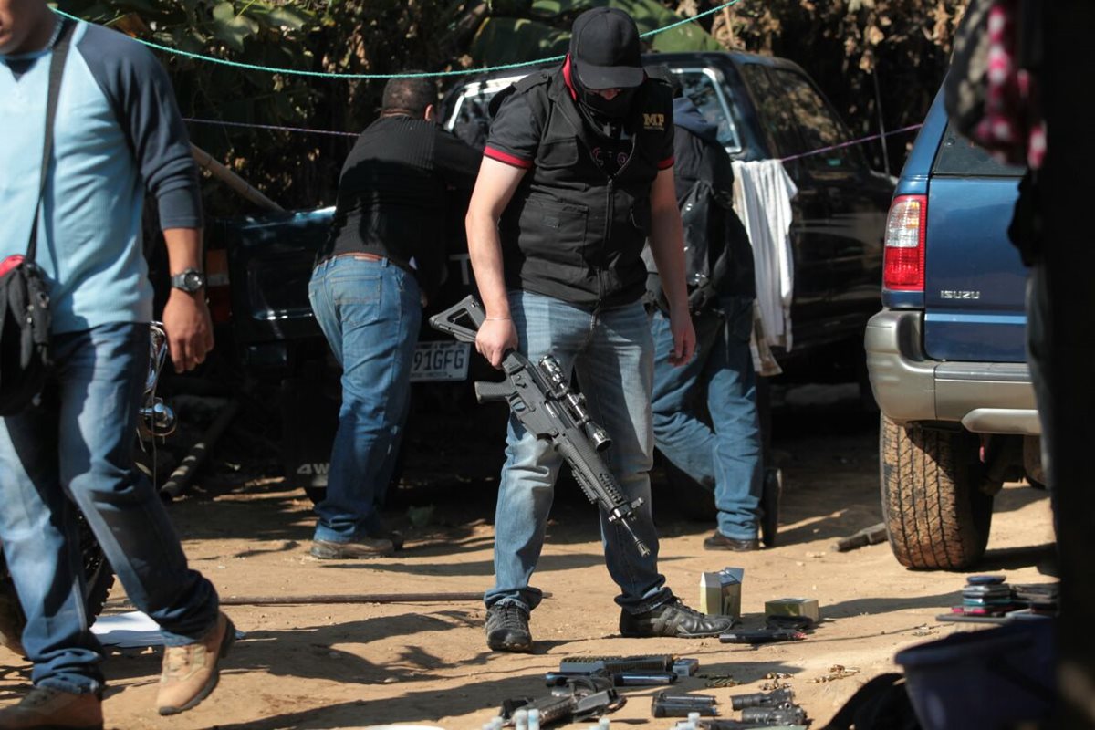 Policías y fiscales localizan armas y municiones durante allanamientos. (Foto Prensa Libre: PNC)