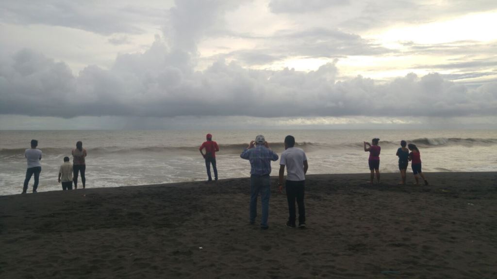 Curiosos se reúnen en la playa de Champerico para tratar que ver qué sucede con los pesqueros. (Foto Prensa Libre: Rolando Miranda).