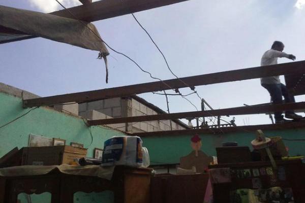 Una de las viviendas dañadas por el ventarrón en El Tejar, Chimaltenango. (Foto Prensa Libre: BMDEPTAL)<br _mce_bogus="1"/>