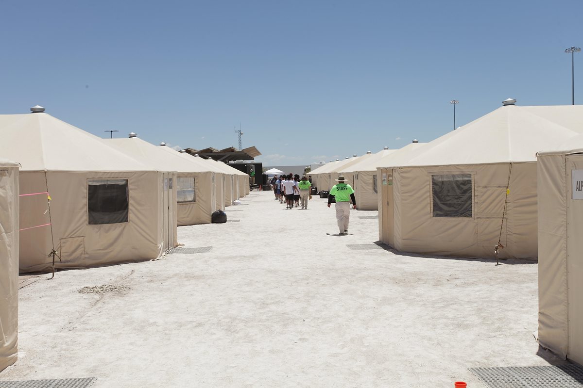 Muestra el campamento de detención para niños inmigrantes en Tornillo, Texas, EE. UU. (EFE).
