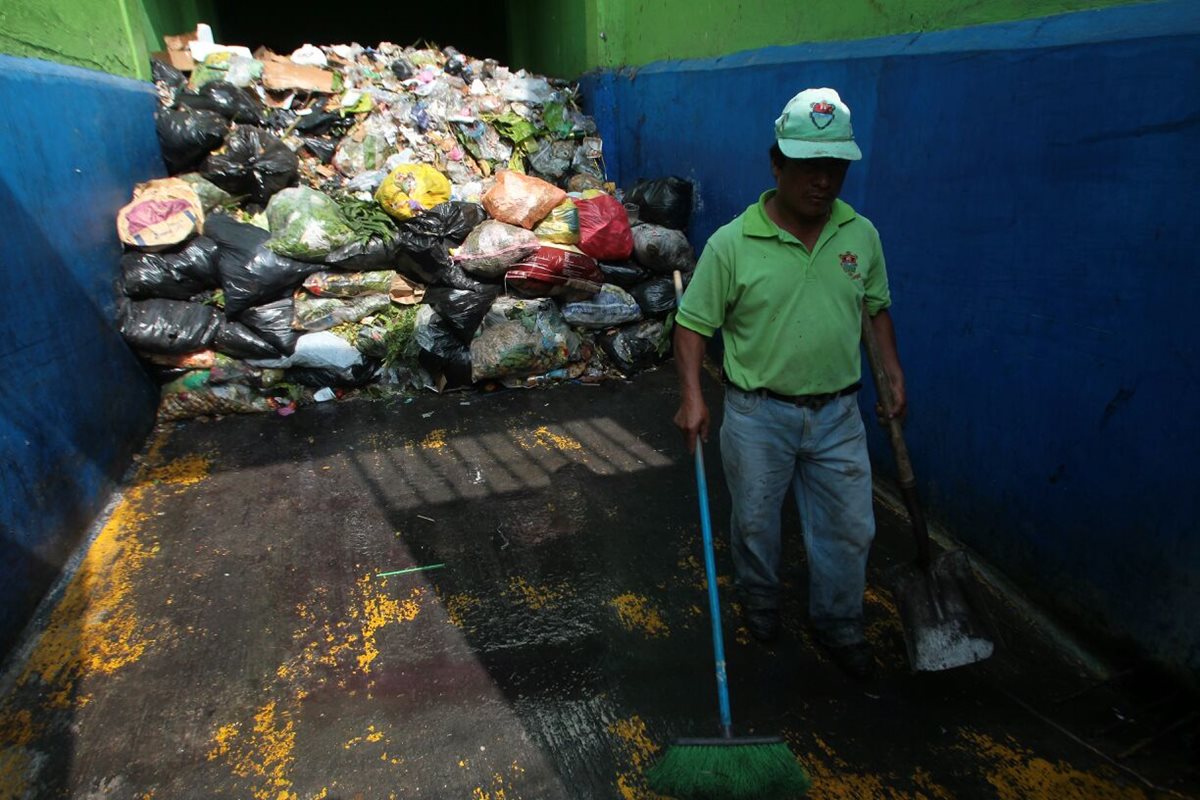 Los desechos del Mercado Central comienzan a acumularse debido a que los camiones recolectores no han circulado. (Foto Prensa Libre: Álvaro Interiano).