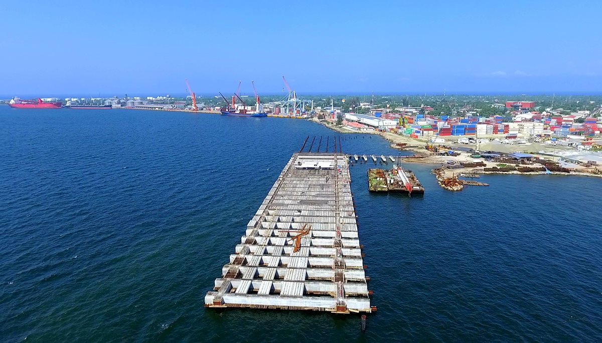 Puerto Cortés mueve 350 mil contenedores al año, equivalentes a 650 mil TEUS, la terminal ha optimizado en un 100% los tiempos de operación a camiones externos y a buques. (Foto Prensa Libre: Dony Stewart)