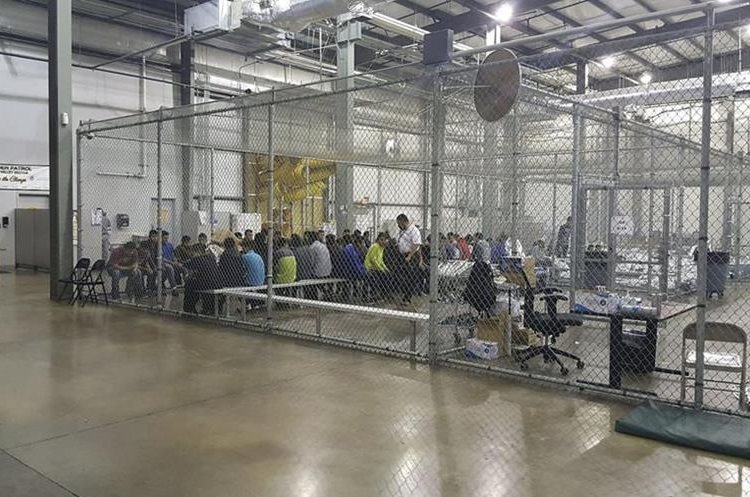 Niños migrantes sufren de abusos en los centros de detención. En el Centro de Tratamiento Shiloh, en Texas, son inyectados con medicamentos contra su voluntad para mantenerlos bajo control. (Foto Prensa Libre: Hemeroteca PL)