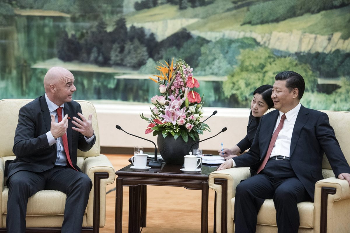 El presidente chino, Xi Jinping (d), conversa con el presidente de la FIFA, Gianni Infantino, durante su reunión en el Gran Salón del Pueblo en Pekín, China. (Foto Prensa Libre: EFE)