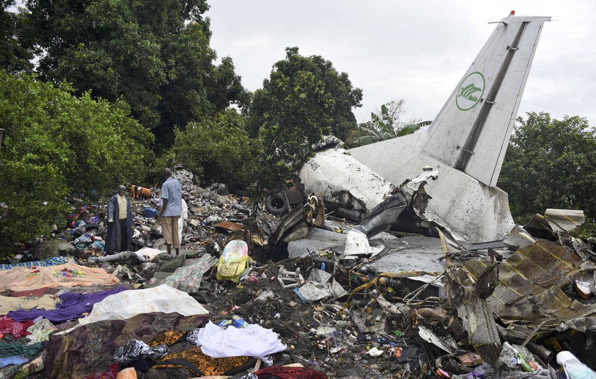 Equipos de rescate trabajan en el área donde se precipitó la aeronave. (Foto Prensa Libre: AP).