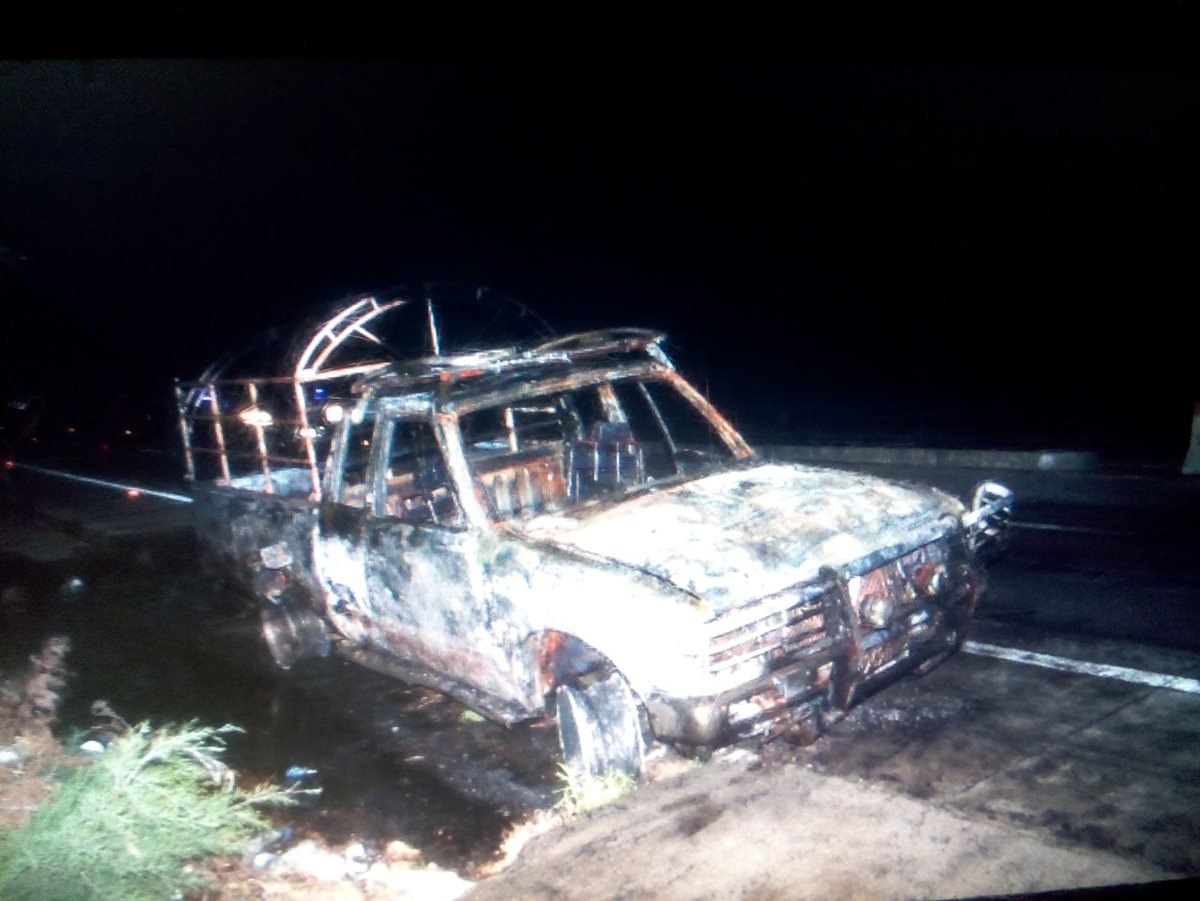 Vehículo quemado por pobladores, el cual supuestamente fue utilizado para robar en una vivienda. (Foto Prensa Libre: Víctor Chamalé)