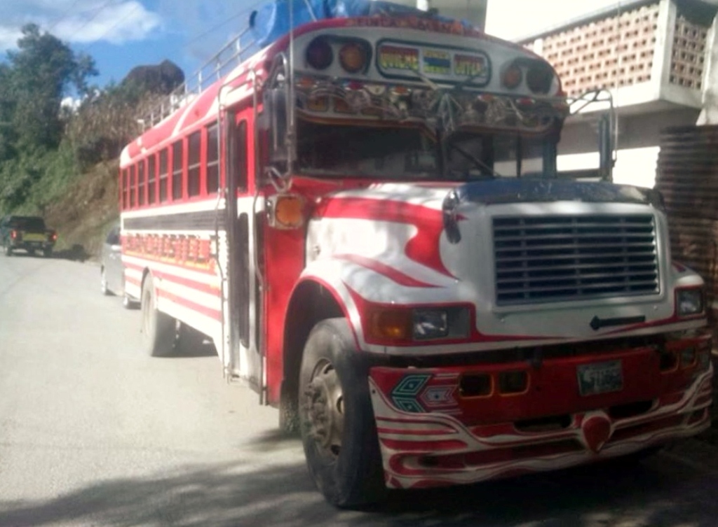 Autobús que causó la muerte de una extranjera en Nebaj, Quiché. (Foto Prensa Libre: Óscar Figueroa).
