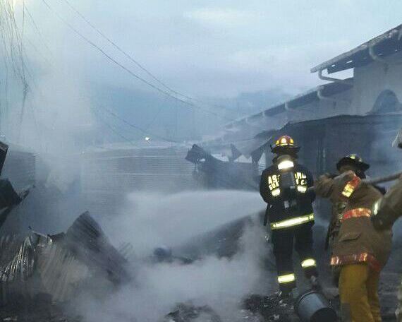 Bomberos Municipales Departamentales sofocan llamas en mercado de artesanías de Esquipulas, en Chiquimula. (Foto Prensa Libre: CBMD)