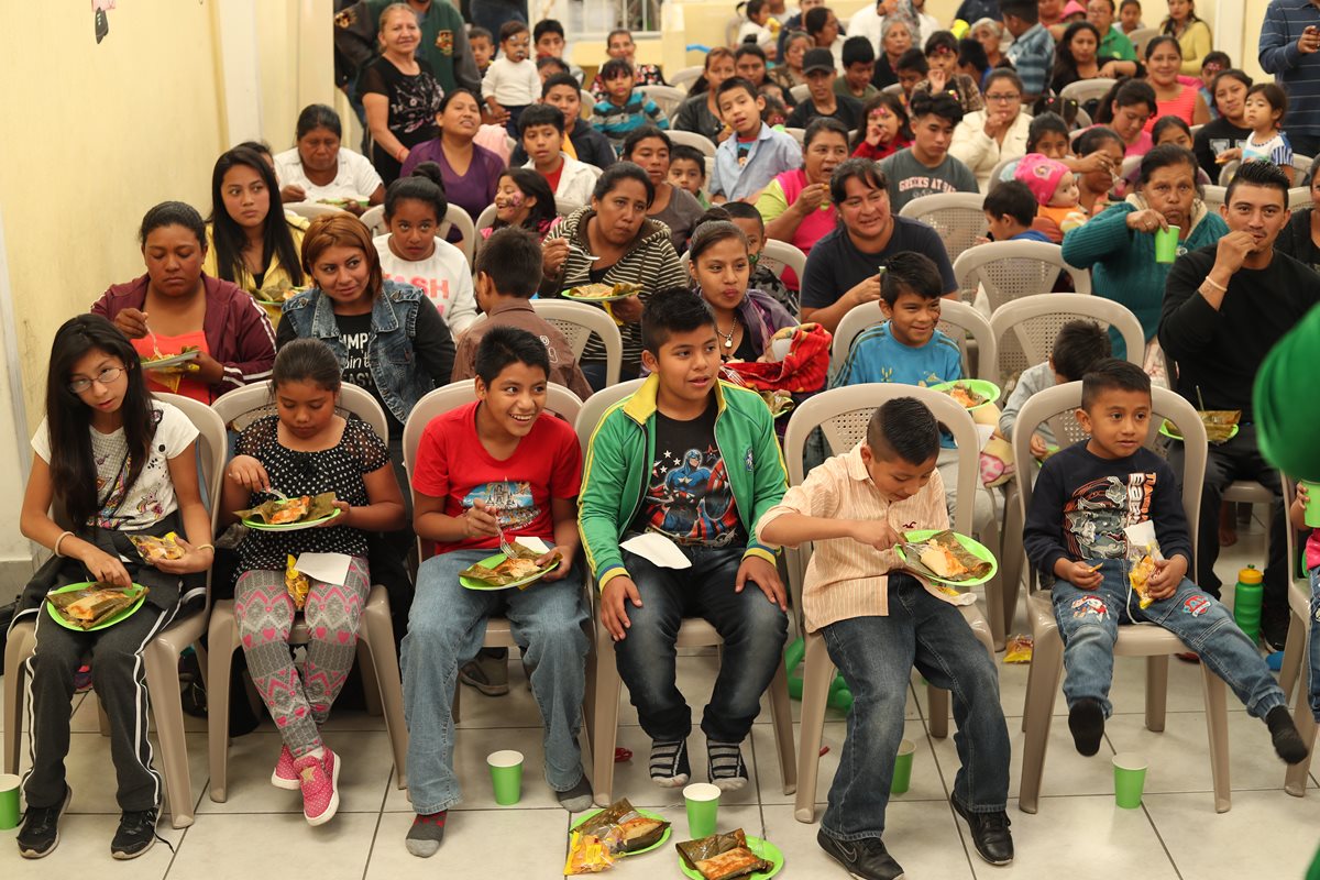 Los niños comen tamales durante el convivio navideños que les organizó la asociación Libre Infancia y Maseca en la zona 3. (Foto Prensa Libre)