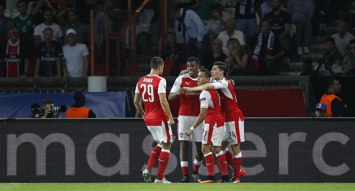 Los jugadores del Arsenal festejan después del gol de Alexis Sánchez. (Foto Prensa Libre: AP)