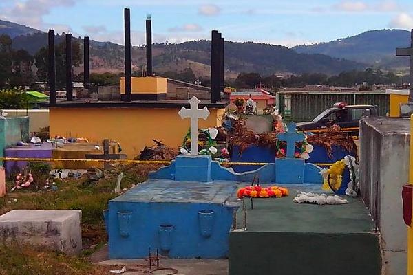 Cementerio de Jalapa, donde fue profanada la tumba de Rony Estuardo Agustín López. (Foto Prensa Libre: Hugo Oliva)