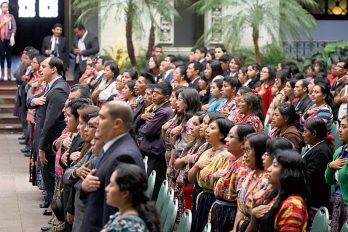 Mujeres empresarias de varias comunidades indígenas recibieron insumos textiles. (foto Prensa Libre: Esbín García)