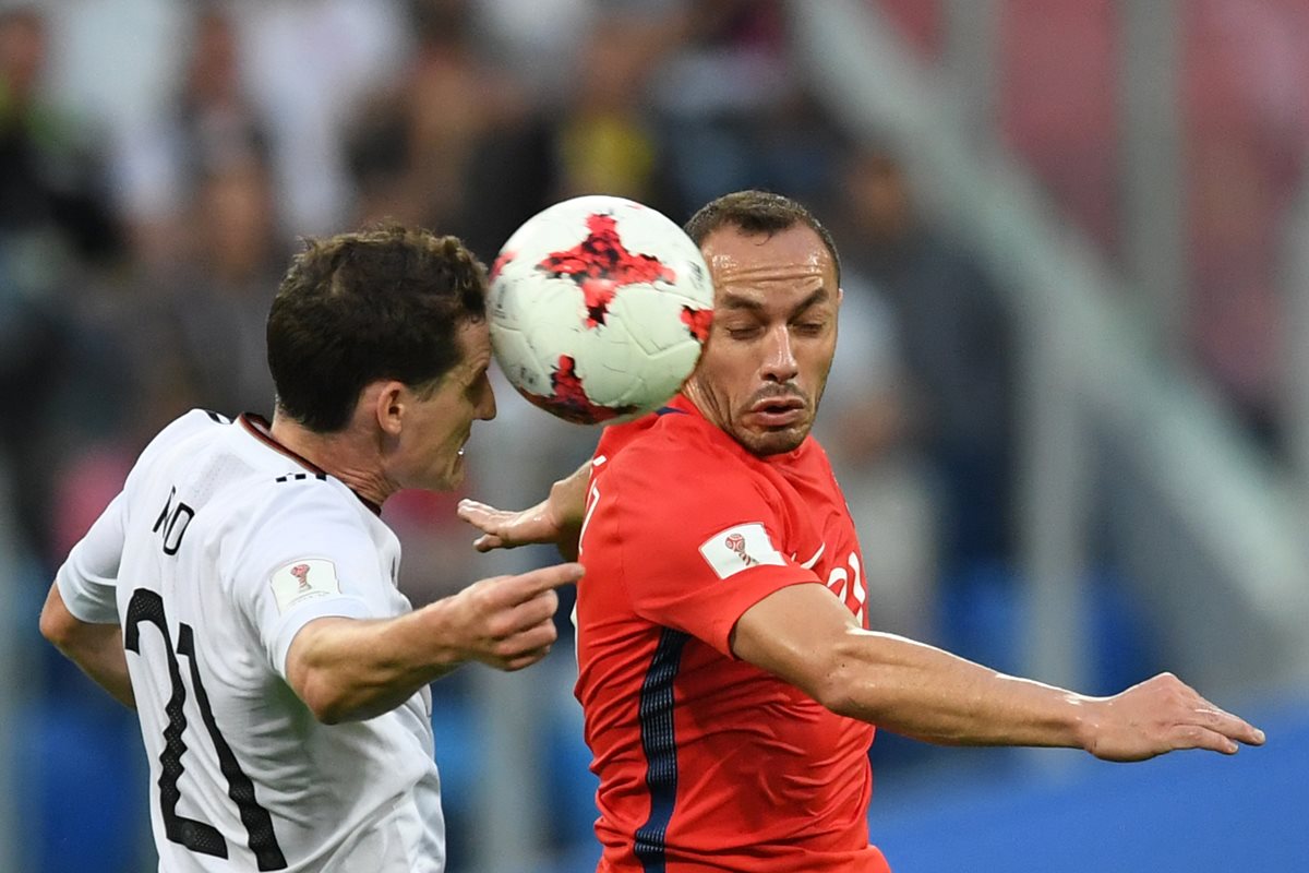El alemán Sebastian Rudy disputa el balón con Marcelo Diaz.