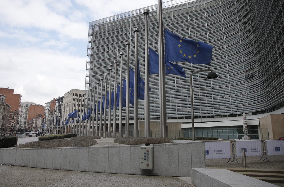 Banderas a media asta en la sede de la Comisión Europea en Bruselas, por los atentados. (Foto Prensa Libre: EFE)