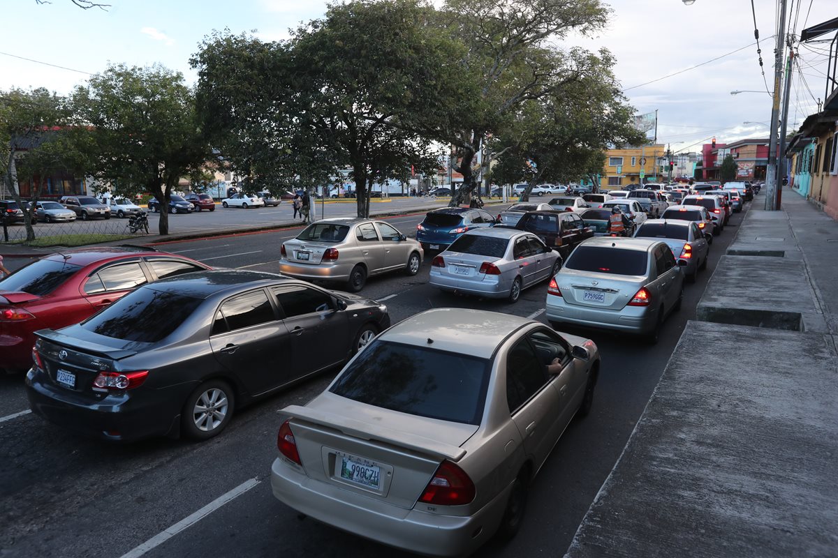 El crucero de la Diagonal 14 y 27 de calle de la zona 5 se ha convertido en un calvario para los automovilistas. (Foto Prensa Libre: Érick Ávila)