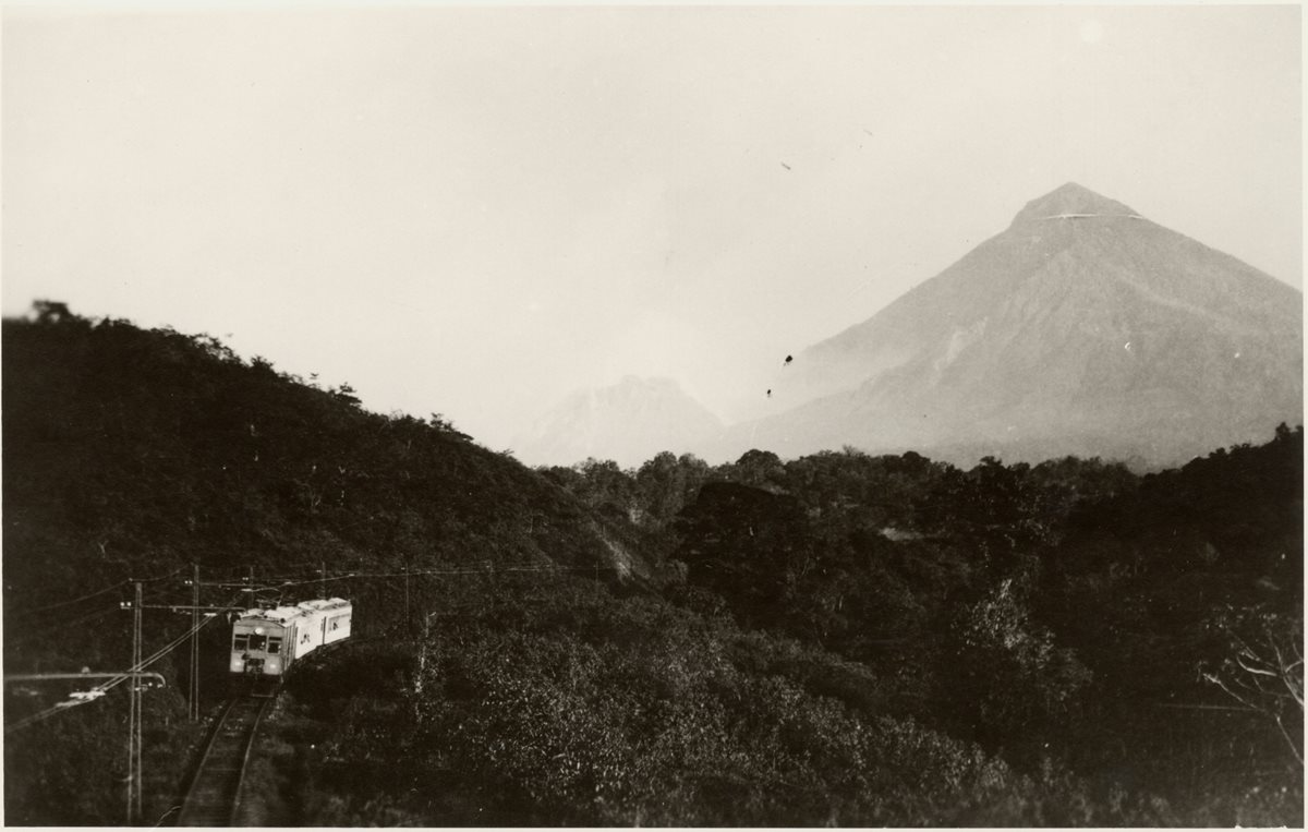 El ferrocarril de los Altos, Quetzaltenango (circa 1934). Coleccio?n del Museo de Etnologi?a de Hamburgo. (Foto: Fototeca Guatemala CIRMA)