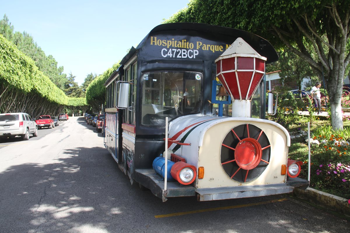 El autobús con fachada de tren transita por calles de Fraijanes desde hace una década. (Foto Prensa Libre: Cortesía)