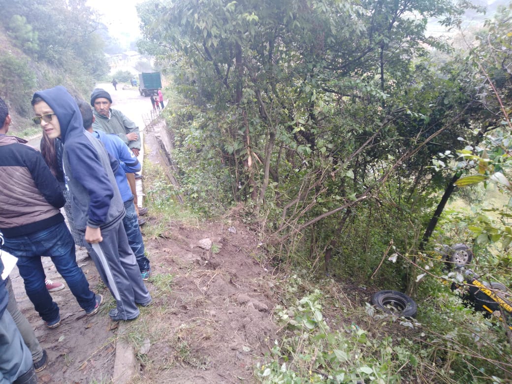 Vecinos observan el lugar donde quedó el autopatrulla en el que viajaban ocho agentes de la PNC. (Foto Prensa Libre: Heidy Samayoa)