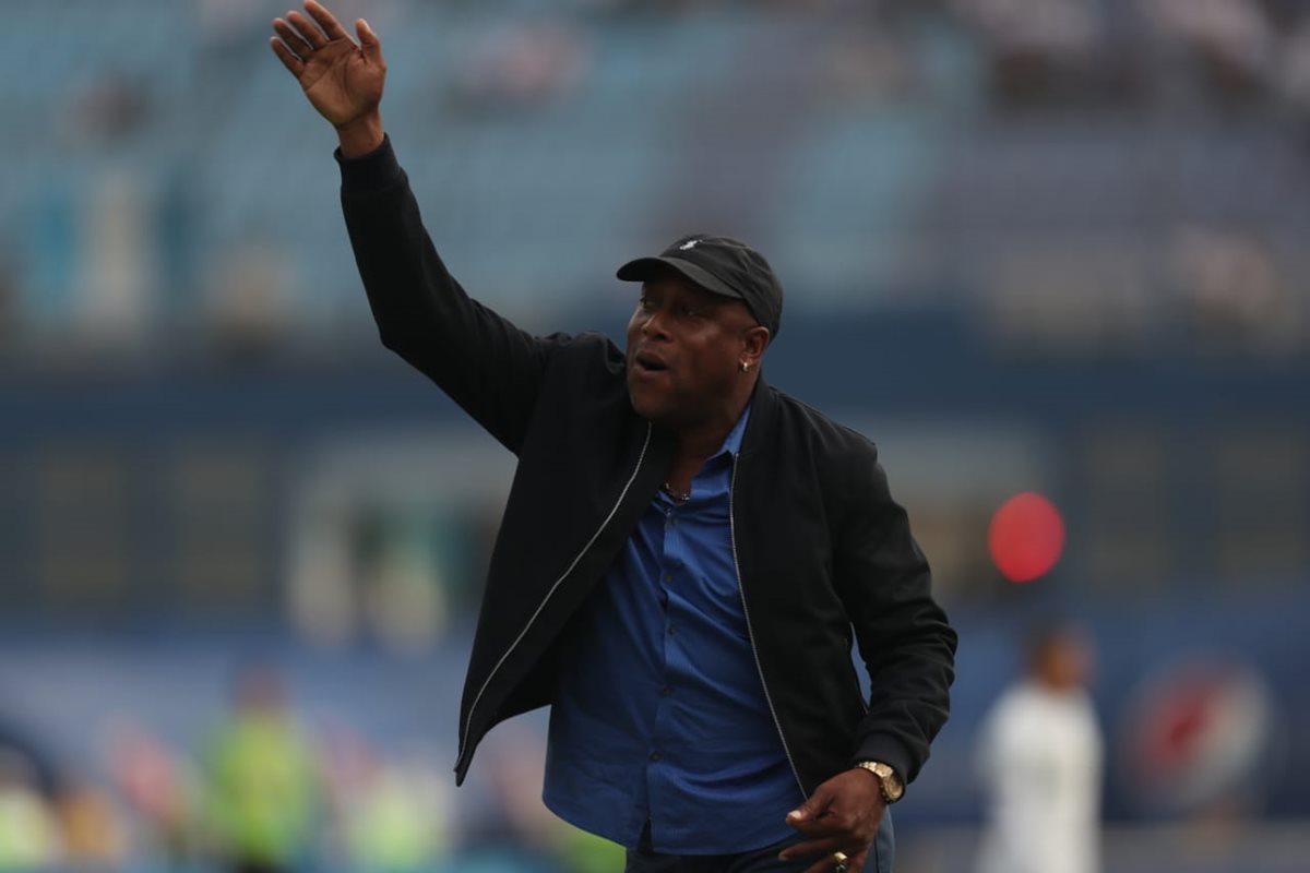 En el Clásico 302, el técnico Hernán Medford ganó su primer clásico del futbol guatemalteco. (Foto Prensa Libre: Francisco Sánchez)