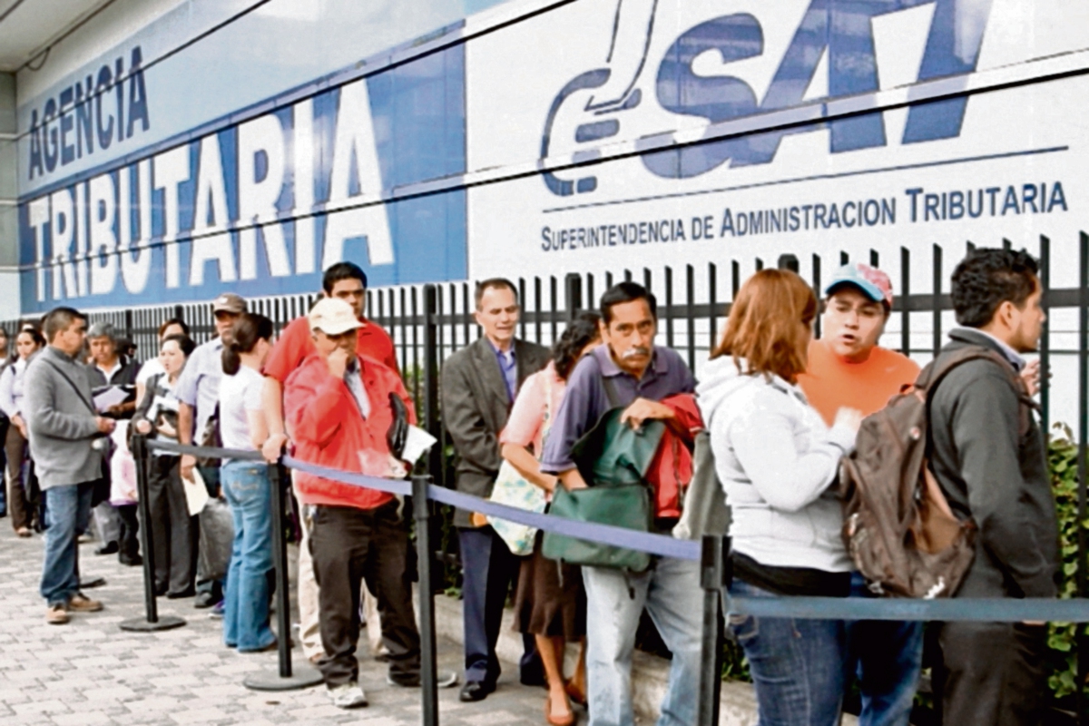 La cantidad de contribuyentes se contabilizan por el pago de impuestos y su relación con la entidad recaudadora. (FOTO PRENSA LIBRE: ERICK AVILA)