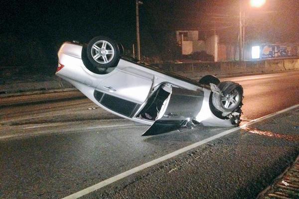 dos vehículos se accidentaron en el kilóemtro 7 de la ruta a El Salvador. (Foto Prensa Libre: CBM) <br _mce_bogus="1"/>