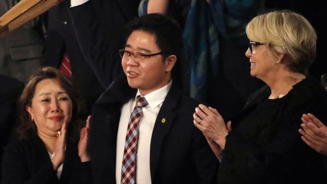 Ji Seong-ho es reconocido por los presentes en el recinto al ser destacado en el discurso de Donald Trump. REUTERS