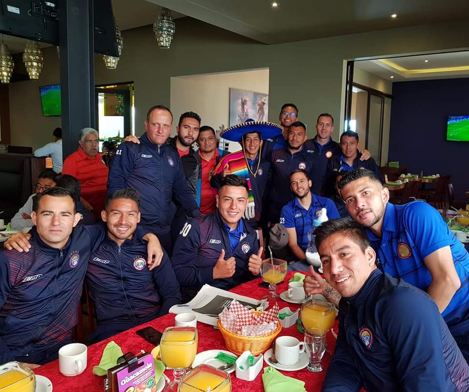 El equipo de Xelajú comparte y se prepara para enfrentar a Comunicaciones. (Foto Prensa Libre: Raúl Juárez)