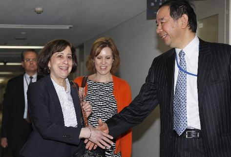 La representante comercial interina de EE.UU., Wendy Cutler (i), y el  negociador japonés Hiroshi Oe (d), se saludan previo a la reunión sobre la  negociación del acuerdo comercial Trans-Pacific Partnership, que se efectúa hoy en la sede de Relaciones Exteriores en Tokio (Japón). (Foto Prensa Libre: AP)