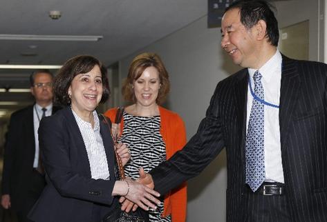 La representante comercial interina de EE.UU., Wendy Cutler (i), y el  negociador japonés Hiroshi Oe (d), se saludan previo a la reunión sobre la  negociación del acuerdo comercial Trans-Pacific Partnership, que se efectúa hoy en la sede de Relaciones Exteriores en Tokio (Japón). (Foto Prensa Libre: AP)