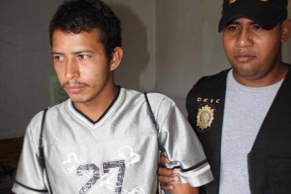 Maicon Manuel Esteban Pineda, quien es sindicado del delito de homicidio, permanece en la Comisaría 32, en Cuilapa. (Foto Prensa Libre: Oswaldo Cardona).