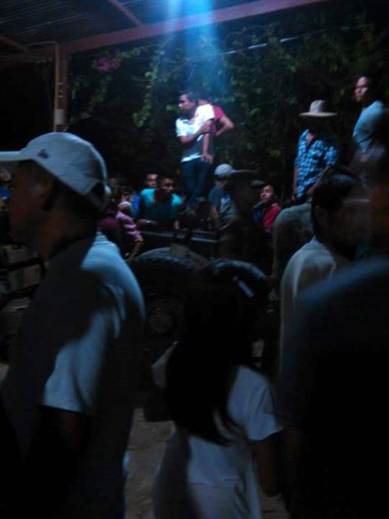 Vecinos de San Luis, Petén, observan cadáver de hombre. (Foto Prensa Libre: Rigoberto Escobar)