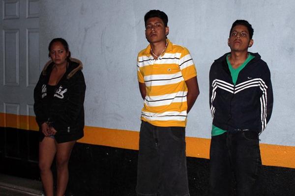 Los tres detenidos que fueron ligados a proceso en el caso del asesinato de un agente de seguridad el MP. (Foto Prensa Libre: Hugo Oliva)<br _mce_bogus="1"/>