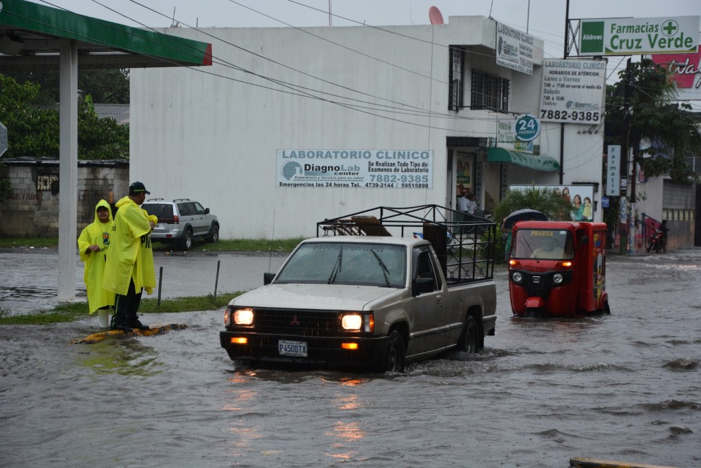 Una de las calles inundadas por la lluvia en Puerto San José, Escuintla. (Foto Prensa Libre: Enrique Paredes)