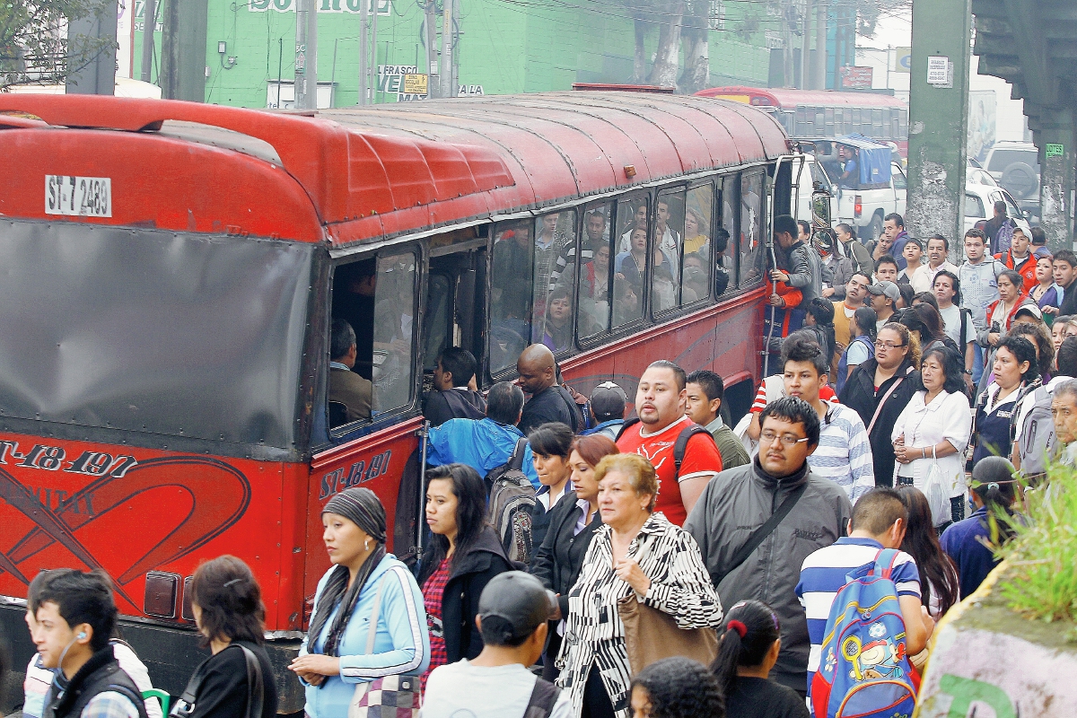 El regreso a casa se ha complicado esta semana aseguran usuarios del transurbano, transmetro y buses rojos.