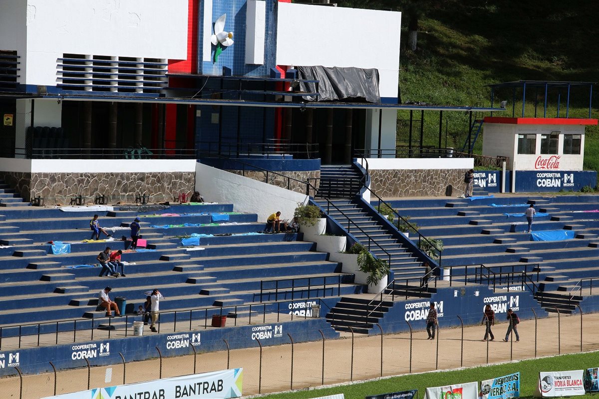 Los seguidores cobaneros llegaron desde temprano para apartar sus lugares en el estadio Verapaz. (Foto Prensa Libre: Eduardo Sam Chun)