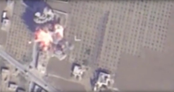 <span class="hps">Una sede del </span><span class="hps">Estado Islámico</span><span class="hps">,</span> <span class="hps">golpeada por</span> <span class="hps">misiles</span> <span class="hps">durante el ataque</span> <span class="hps">de aviones rusos</span> <span class="hps">en Siria.</span> (Foto Prensa Libre: AP)
