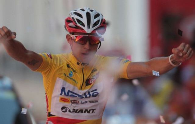 Villalobos cruzó la meta y se impuso en la Vuelta a Guatemala. (Foto Prensa Libre: Norvin Mendoza)