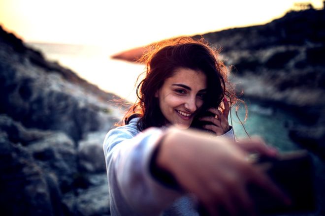 Lo que compartimos en las redes sociales suele ser una imagen idealizada de nuestra propia vida. (Foto Prensa Libre:GETTY IMAGES).