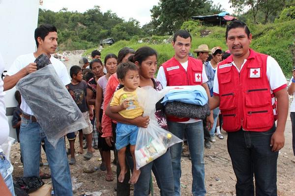 Los trabajadores de los basureros en San Benito reciben juguetes, ropa y alimentos por parte de la Cruz Roja de la localidad. (Foto Prensa Libre: Rigoberto Escobar)<br _mce_bogus="1"/>