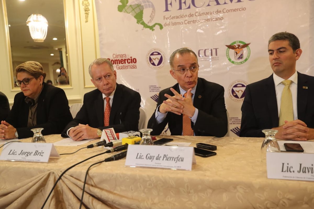 Guy de Pierrefeu (al centro), de Fecamco, junto a Jorge Briz, presidente de la Cámara de Comercio de Guatemala anunciaron la postura y miembros de Fecamco. (Foto Prensa Libre: Érick Ávila)